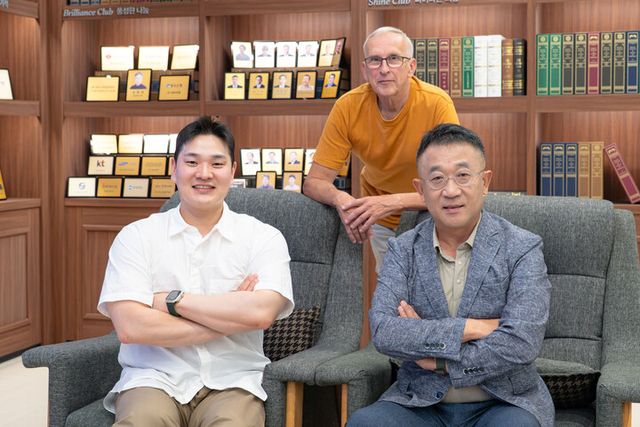 이예성 GIST 기계로봇공학과 석박사통합과정 학생(왼쪽), 즈바노브 알렉산더 연구교수(가운데), 양성 교수. [사진=GIST]