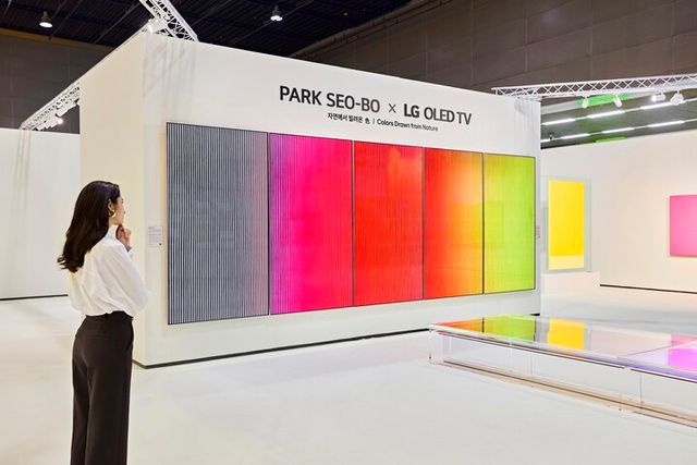 LG전자가 한국 단색화 거장 故 박서보 화백 작품을 올레드 TV 화질로 재해석한 미디어아트를 선보인다. [사진=LG전자]