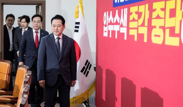 장동혁 대표와 송언석 원내대표를 비롯한 국민의힘 최고위원들이 3일 국회에서 긴급 최고위원회 회의에 입장하고 있다. [사진=연합뉴스]