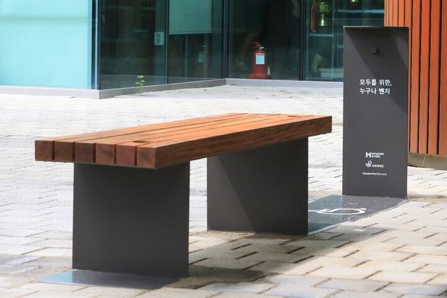 당진시 종합복지타운 내 시민 휴식공간에 '누구나 벤치'가 설치되어 있다. [사진=현대제철]