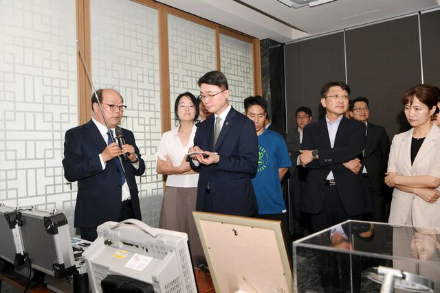 류제명 과학기술정보통신부 제2차관이 3일 오후 서울 성북구 국민대학교 양자캠퍼스를 방문해 국민대학교가 개발한 양자보안기술 기반의 차량원격제어기술 시연을 참관하고 있다. [사진=과학기술정보통신부]
