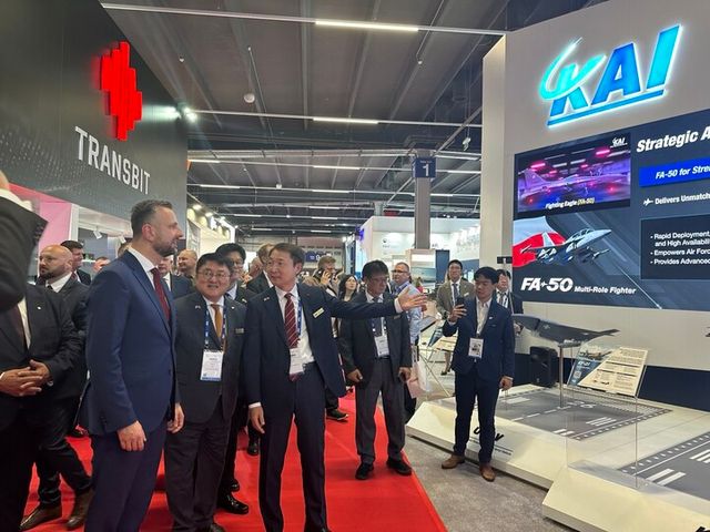 KAI 부스를 방문한 부아디스와프 코시니악-카미슈 폴란드 부총리 겸 국방장관이 KAI 대표이사 차재병 부사장에게 설명을 듣고 있다. [사진=KAI]