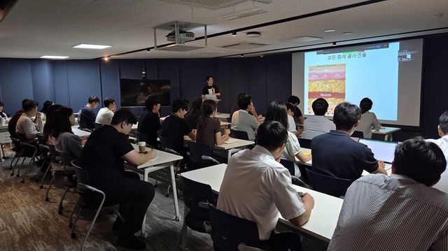 휴젤이 자사 봉합사 브랜드 ‘블루로즈’를 중심으로 한 병합 시술 교육을 했다. [사진=휴젤]