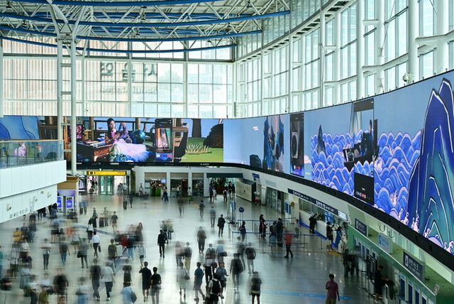 삼성전자가 서울역을 시작으로 서울 주요 랜드마크에서 ‘갤럭시 Z 폴드7·Z 플립7’을 주제로 한 초대형 미디어아트 디지털 옥외광고를 선보인다. [사진=삼성전자]