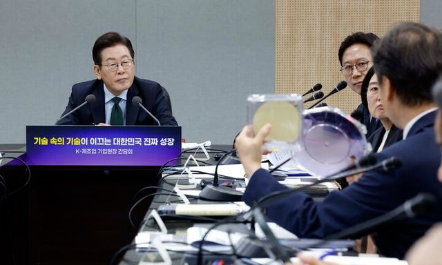 이재명 대통령이 3일 경기 안산시 새솔다이아몬드공업에서 열린 K-제조업 기업현장 간담회에서 참석자 발언을 듣고 있다. [사진=연합뉴스]