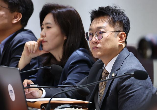 김남준 대통령실 대변인이 30일 용산 대통령실에서 열린 제44회 국무회의에 배석해 있다. 왼쪽은 강유정 대변인. [사진=연합뉴스]