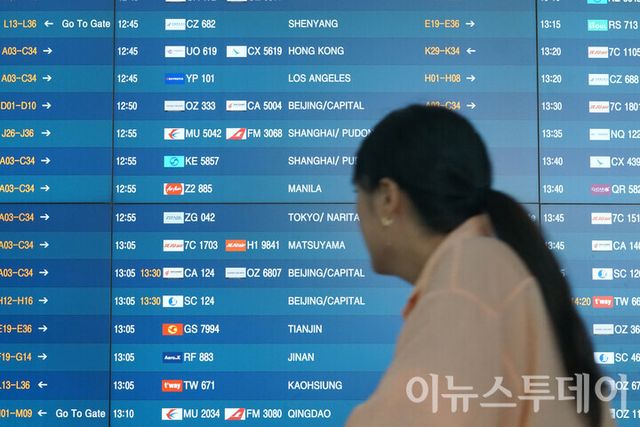 인천 중구 인천국제공항 제1여객터미널에서 한 여행객이 체크인 카운터 전광판을 확인하고 있다. 2025.07.29. [사진=이뉴스투데이DB]