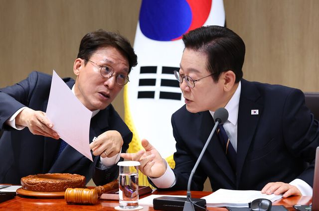 이재명 대통령과 김민석 국무총리가 30일 용산 대통령실에서 열린 제44회 국무회의에서 대화를 하고 있다. [사진=연합뉴스]