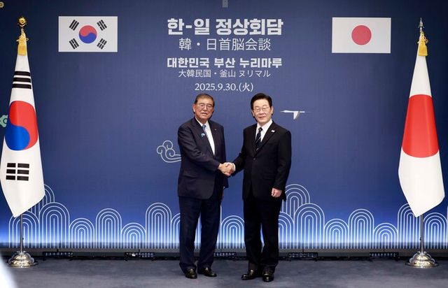 이재명 대통령과 이시바 시게루 일본 총리가 30일 부산 누리마루 APEC 하우스에서 정상회담에 앞서 악수하고 있다. [사진=연합뉴스]