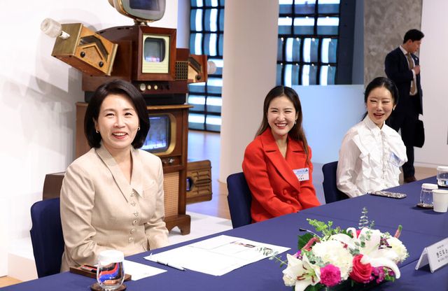 유엔 총회 참석차 미국을 방문 중인 이재명 대통령과 김혜경 여사가 25일(현지 시각) 뉴욕한국문화원에서 차세대 예술가 간담회를 하고 있다. [사진=연합뉴스]