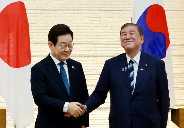 이재명 대통령과 이시바 시게루 일본 총리가 지난 23일 일본 도쿄 총리 관저에서 열린 한일 정상 공동 언론 발표를 마친 뒤 악수하고 있다. [사진=연합뉴스]