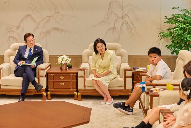 재명 대통령과 김혜경 여사가 4일 서울 용산 대통령실 청사에서 열린 어린이 초청 행사에 참석한 어린이와 대화하고 있다. 2025.9.4 [대통령실 제공