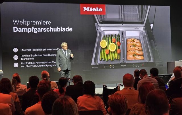 라인하르트 진칸 공동 회장이 IFA 2025 밀레 글로벌 프레스 컨퍼런스에서 스팀 쿠킹 드로어를 소개하고 있다. [사진=밀레]