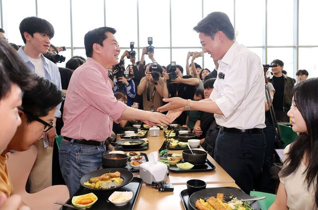 개혁신당 이준석 대선 후보가 지난 5월 21일 '학식먹자 이준석' 행사가 열린 경기 성남시 가천대학교 글로벌캠퍼스에서 행사에 참여한 국민의힘 안철수 의원과 만나 악수를 나누고 있다. [사진=연합뉴스]