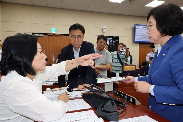 지난 8월 26일 서울 여의도 국회에서 열린 과학기술정보방송통신위원회 전체회의에서 최민희 위원장이 김현 더불어민주당 의원, 최형두 국민의힘&nbsp; 의원과 대화하고 있다. [사진=연합뉴스]