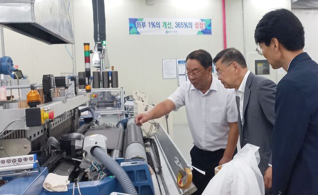 존 리 우주항공임무본부장(가운데)이 4일 밀양 한국카본 본사를 방문해 현장을 둘러보고 있다. [사진=우주항공]