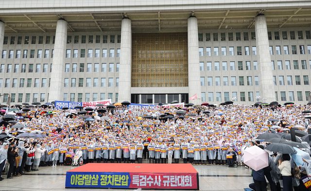 국민의힘 장동혁 대표를 비롯한 소속 의원과 당원들이 4일 서울 여의도 국회 본청 계단에서 열린 야당말살 정치탄압 특검수사 규탄대회에 참석해 구호를 외치고 있다. [사진=연합뉴스]