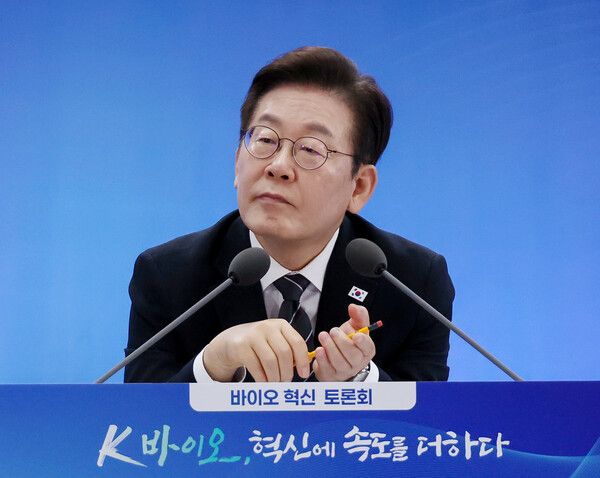 이재명 대통령이 5일 인천 송도 컨벤시아에서 열린 바이오 혁신 토론회에서 참석자의 발언을 경청 중이다. [사진=연합뉴스]