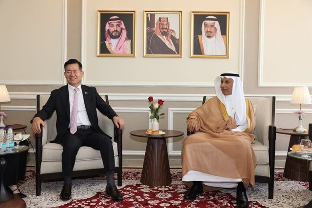 석종건 방사청장이 아흐마드 압둘아지즈 알 오할리 군수산업청 청장과 3일(현지시간) 면담 중이다. [사진=방위사업]