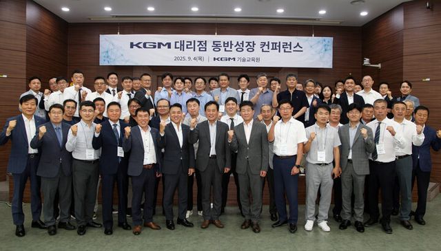 황기영 KGM 대표이사(앞줄 왼쪽에서 여덟 번째) 및 대리점 대표 등 행사 참가자들이 동반성장 결의를 다지며 기념촬영을 하고 있다. [사진=KGM]