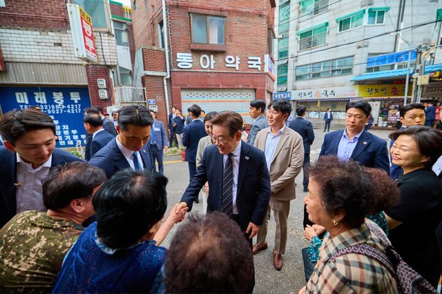 대통령실은 이재명 대통령이 5일 인천 용현시장을 방문했다고 전했다. [사진=대통령실]