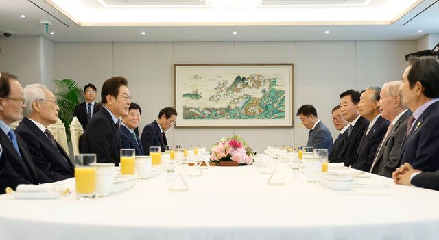 이재명 대통령이 21일 용산 대통령실에서 더불어민주당 상임고문단과 오찬 간담회를 하고 있다. [사진=연합뉴스]