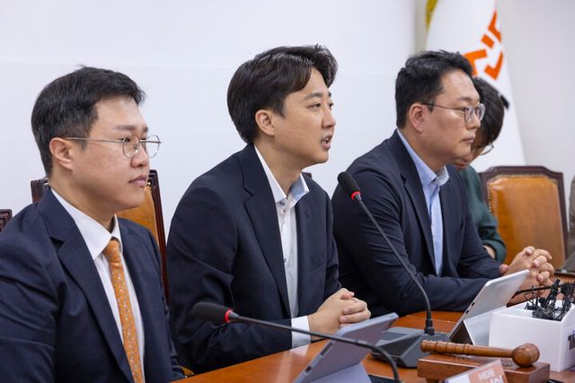 개혁신당 이준석 대표가 1일 국회에서 열린 최고위원회 회의에서 조국혁신당 조국 혁신정책연구원장의 사면 후 행보를 비판하는 발언을 하고 있다. 2025.9.1