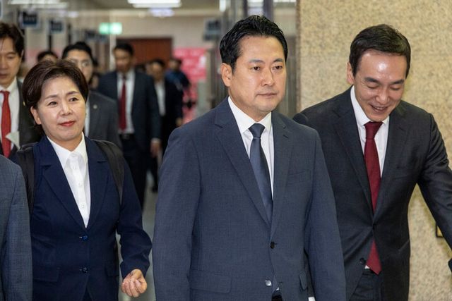 국민의힘 장동혁 대표(가운데)와 김민수(앞줄 오른쪽), 양향자 최고위원(앞줄 왼쪽)을 비롯한 최고위원과 당 관계자들이 3일 국회에서 긴급 최고위원회 회의를 위해 이동하고 있다