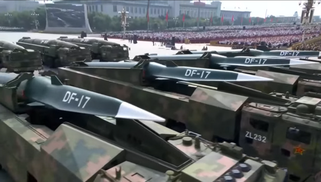 중국이 지난 3일 전승절 기념 열병식에서 DF-17(사진) 등 첨단무기를 대거 공개했다. [사진=중국 CCTV 캡처]