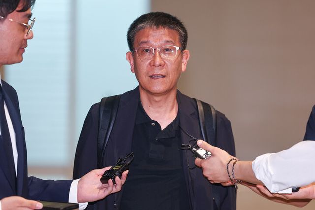 미 이민당국이 조지아주 현대자동차그룹-LG에너지솔루션 공장에서 벌인 불법체류자 단속에서 300명이 넘는 한국인이 구금된 가운데 7일 인천국제공항 제2여객터미널에서 LG에너지솔루션 김기수 인사최고책임자가 현장 대응을 위해 미국으로 출국하기 전 취재진에 입장을 밝히고 있다.구금 인원 중 LG에너지솔루션 소속은 47명(한국 국적 46명·인도네시아 국적 1명)이고, HL-GA 배터리회사 관련 설비 협력사 소속 인원은 250여명으로 파악됐다. [사진=연합뉴스]