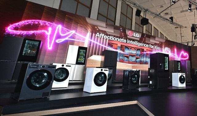 LG전자가 전시관 입구에 AI홈 허브 ‘씽큐 온’ 지휘 아래 다양한 가전들이 서로 연결, 고객 일상을 업그레이드 하는&nbsp;‘LG AI홈’을 형상화한 ‘LG AI 가전의 오케스트라’ 연출 공간을 마련했다. [사진=LG전자]