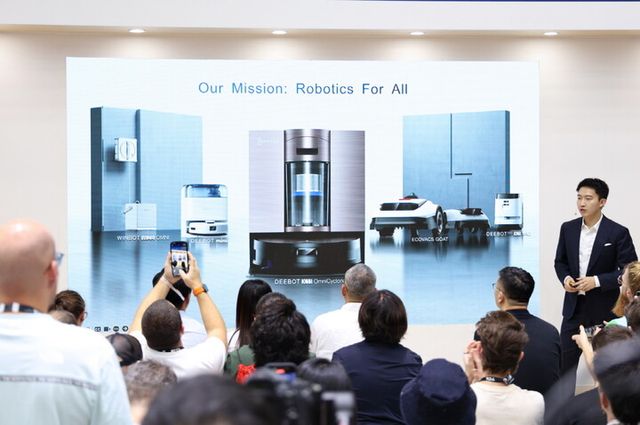 에코백스 로보틱스가 지난 5일 독일 베를린에서 개막한 ‘IFA 2025’에서 신제품을 공개했다. [사진=에코백스]