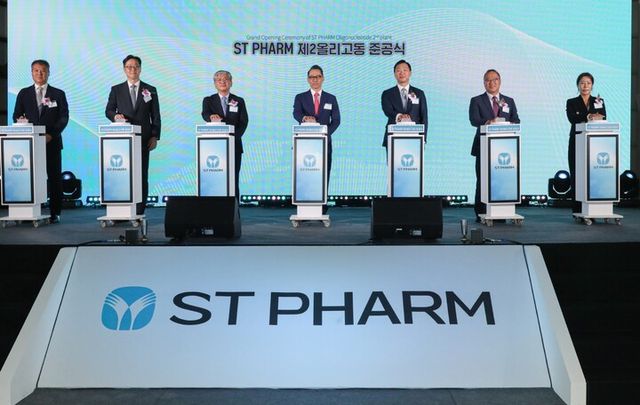 강정석 동아쏘시오위원회 위원장(사진 왼쪽에서 네번째)과 동아쏘시오그룹 사장단이 에스티팜 제2올리고동 준공식 기념행사에 참석했다. [사진=동아쏘시오그룹]