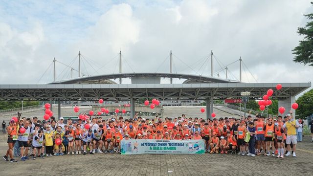 제11회 시각장애인과 함께하는 어울림 마라톤에서 OCI 임직원과 시각장애인 등 200여명이 기념촬영을 하고 있다. [사진=OCI홀딩스]