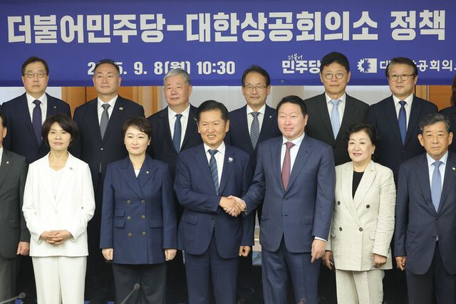 정청래 더불어민주당 대표와 최태원 대한상공회의소 회장이 8일 서울 중구 대한상의에서 열린 정책 간담회에서 기념 촬영을 하며 악수하고 있다. [사진=연합뉴스]