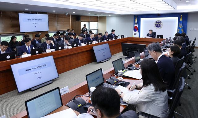 이재명 대통령이 지난 4일 서울 용산 대통령실 청사에서 열린 9차 수석·보좌관 회의를 주재하고 있다. [사진=연합뉴스]