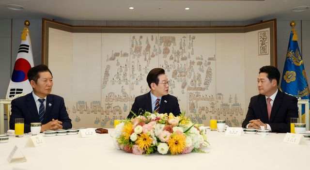 이재명 대통령이 8일 용산 대통령실에서 여야 지도부와 오찬 회동을 하고 있다.왼쪽부터 정청래 더불어민주당 대표, 이 대통령, 장동혁 국민의힘 대표. [사진=연합뉴스]