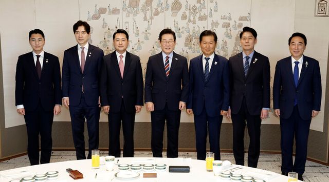 이재명 대통령이 8일 용산 대통령실에서 여야 지도부 오찬 회동 참석자들과 기념촬영을 하고 있다.왼쪽부터 국민의힘 박준태 당대표 비서실장, 박성훈 수석대변인, 장동혁 대표, 이 대통령, 더불어민주당 정청래 대표, 한민수 당대표 비서실장, 박수현 수석대변인. 2025.9.8 [대통령실통신사진기자단]