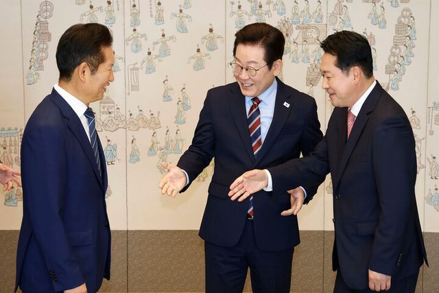 이재명 대통령이 8일 용산 대통령실에서 여야 지도부 오찬 회동에 참석한 더불어민주당 정청래 대표와 국민의힘 장동혁 대표에게 악수를 권하고 있다.