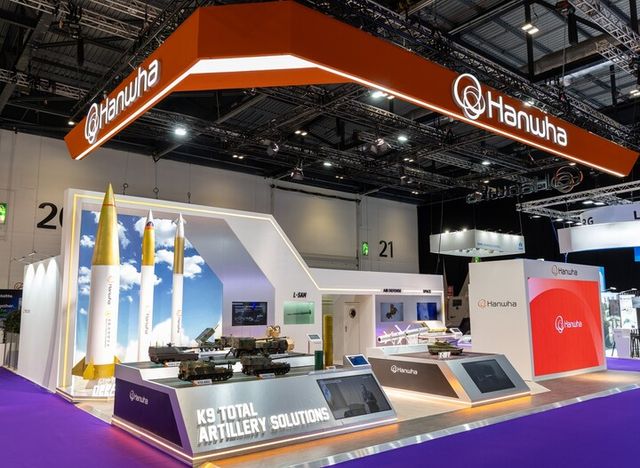 영국&nbsp;런던에서&nbsp;9~12일&nbsp;진행되는&nbsp;DSEI에&nbsp;참가한&nbsp;한화&nbsp;전시관에&nbsp;K9&nbsp;자주포,&nbsp;천무&nbsp;유도탄, 모듈화 장약(MCS)&nbsp;등&nbsp;유럽 전장환경에 최적화된&nbsp;제품들이&nbsp;전시돼&nbsp;있다. [사진=한]