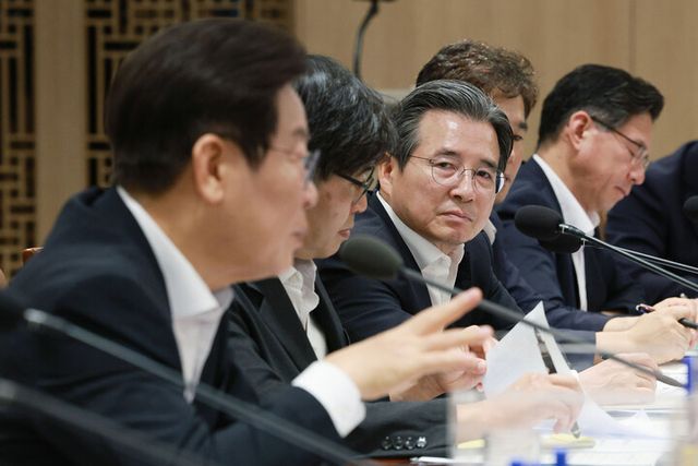 김용범 대통령실 정책실장이 지난 8월 13일 서울 용산 대통령실 청사에서 열린 나라재정 절약 간담회에서 이재명 대통령의 발언을 듣고 있다. [사진=연합뉴스]