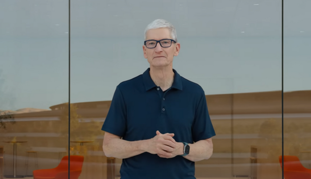 팀 쿡 애플 CEO가 9일(현지시각) 캘리포니아 쿠퍼티노에 위치한 본사에서 새로운 아이폰 시리즈를 발표를 하고 있다. [사진=애플]