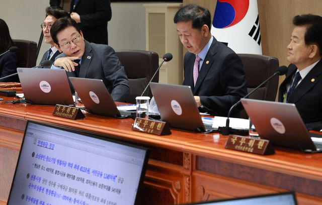 이재명 대통령이 9일 서울 용산 대통령실에서 열린 국무회의에서 질문하고 있다. 2025.9.9 [대통령실통신사진기자단]