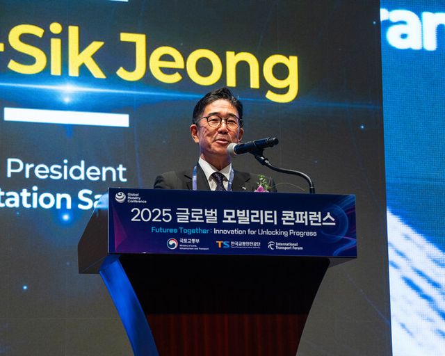 2025 글로벌 모빌리티 콘퍼런스에서 정용식 이사장이 인사말을 하고 있다. [사진=교통안전공단]