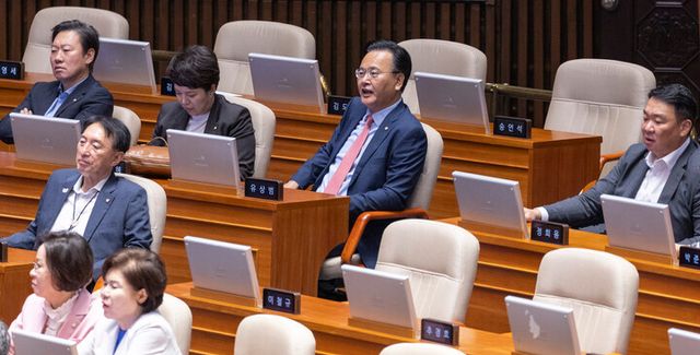 유상범 국민의힘 원내운영수석 부대표가 9일 국회에서 열린 더불어민주당 정청래 대표의 교섭단체 대표 연설을 듣다 항의하고 있다. [사진=연합뉴스]