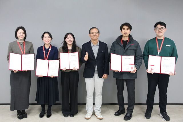 지난 9일 오후 이스타항공 마곡 본사 대회의실에서 열린 ‘2025년 안전 포상 시상식’에서 조중석 대표이사(왼쪽 네 번째)와 포상 수여자들이 기념 촬영을 하고 있다. [사진=이스타항공]