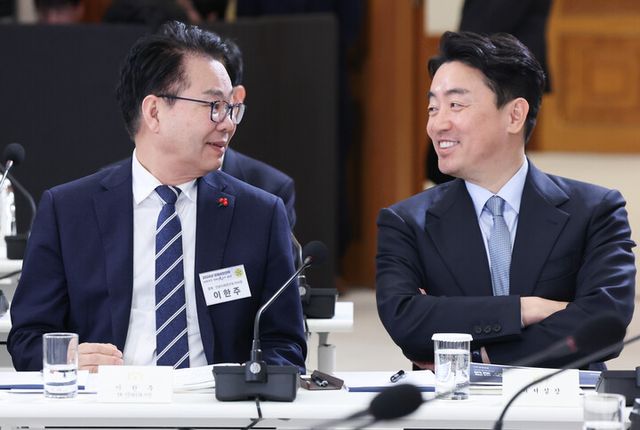 강훈식 대통령비서실장과 이한주 경제인문사회연구회 이사장이 9일 청와대에서 열린 경제성장전략 국민보고회에서 대화하고 있다. [사진=연합뉴스]