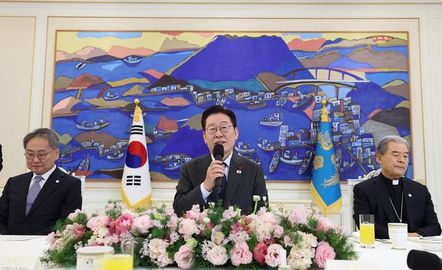 이재명 대통령이 12일 청와대에서 열린 종교지도자 초청 오찬간담회에서 발언하고 있다.왼쪽부터 김정석 한국교회총연합회장, 이재명 대통령, 이용훈 한국천주교주교회의 의장. [사진=연합뉴스]