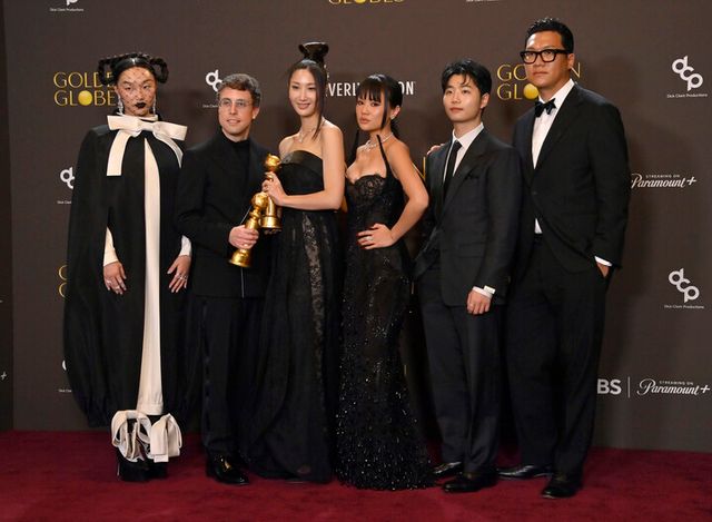 Audrey Nuna, Mark Sonnenblick, EJAE, Rei Ami, Yuhan, 24는 11일(현지 시각) 미국 캘리포니아 비벌리힐스의 비벌리 힐튼에서 열린 제83회 골든 글로브 시상식에서 'KPop Demon Hunters'의 'Golden' 으로 최우수 오리지널 송(Best Original Song) 부문 영화상을 수상한 후 백스테이지에서 기념 촬영을 하고 있다. [사진=UPI/연합뉴스]