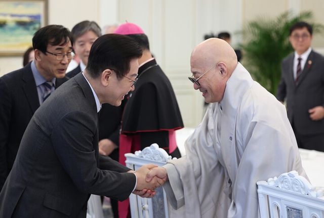 이재명 대통령이 12일 청와대에서 열린 종교지도자 초청 오찬간담회에서 한국종교지도자협의회 공동의장인 대한불교조계종 총무원장 진우스님과 인사하고 있다. [사진=연합뉴스]